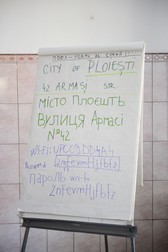 Avizier pentru ucrainenii cazați căminul Liceului Economic Virgil Madgearu din Ploiești | Foto: Cristi Stavri
