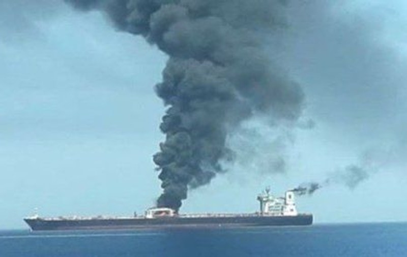 Explozie la bordul unei nave petroliere iraniene, în apropiere de Arabia Saudită. Armatorul susține că nava a fost lovită de rachete