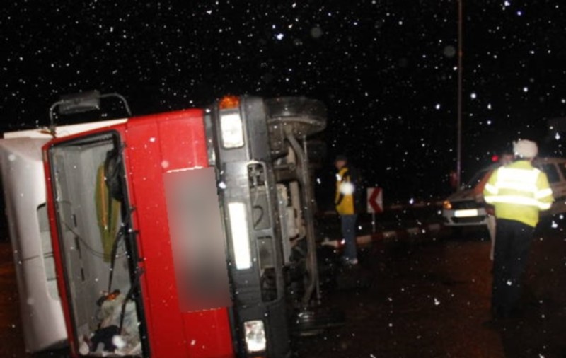 Un TIR încărcat cu biscuiţi s-a răsturnat pe DN 7, în judeţul Arad