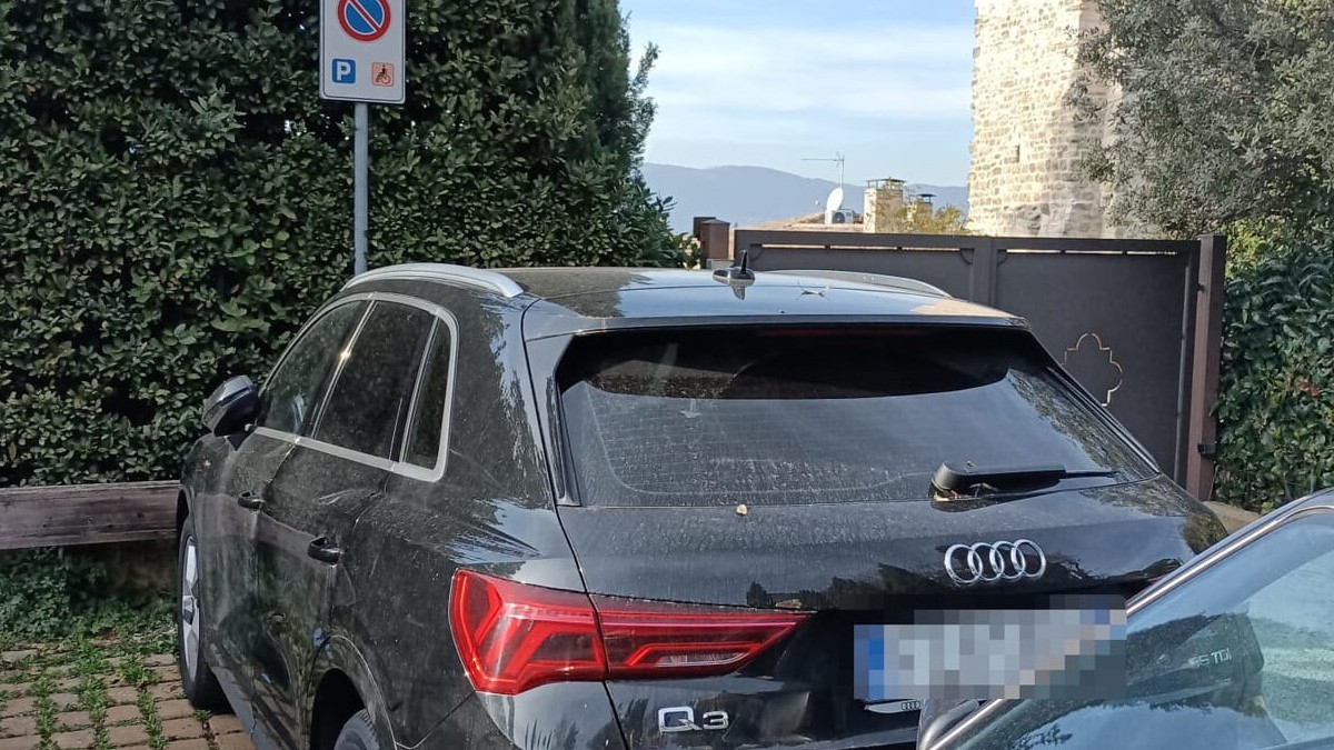 Mașină parcată ilegal pe un loc rezervat persoanelor cu dizabilități