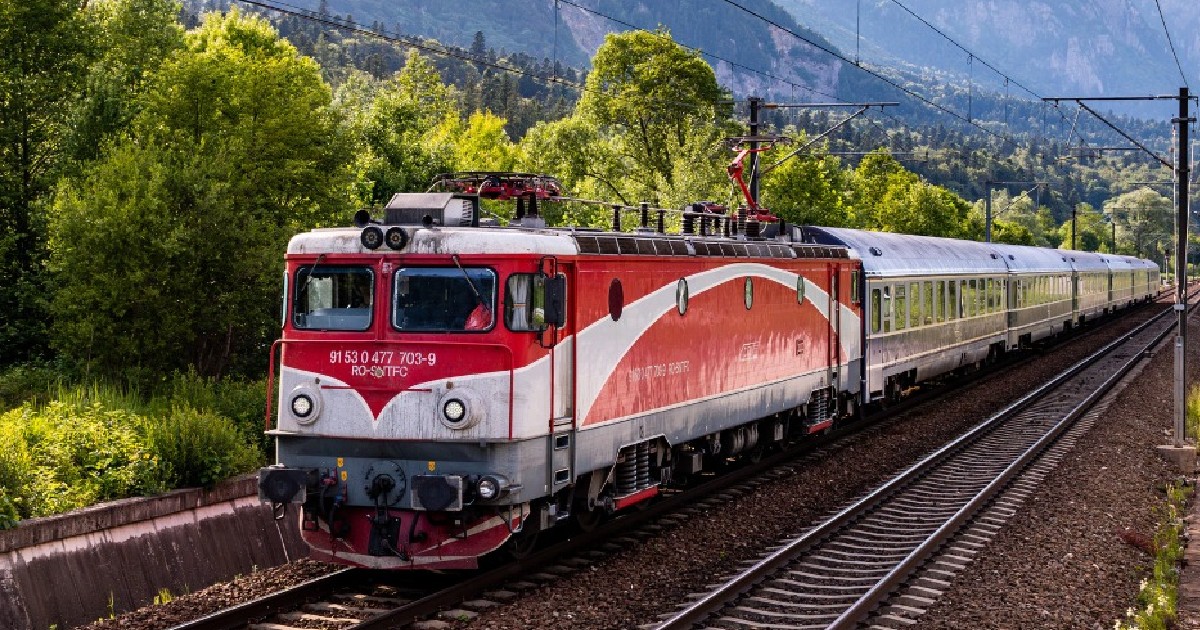 Tren al CFR Călători, în mers
