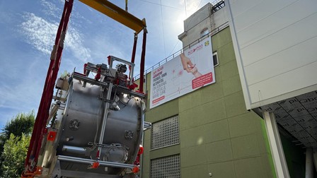 Primul RMN neonatal din România urcat cu macaraua