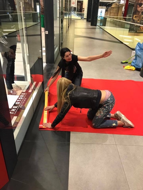 Brigitte Sfăt, în genunchi la mall. Ce făcea soția lui Ilie Năstase într-o astfel de ipostază. “Frumoasă poziție”