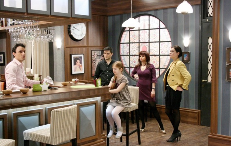Liviu Vârciu organizează o petrecere în barul "Mondenii", de la Prima TV
