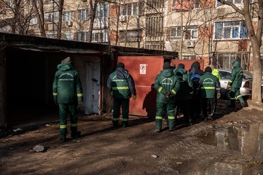 După deschiderea ușilor se trece la golirea garajelor