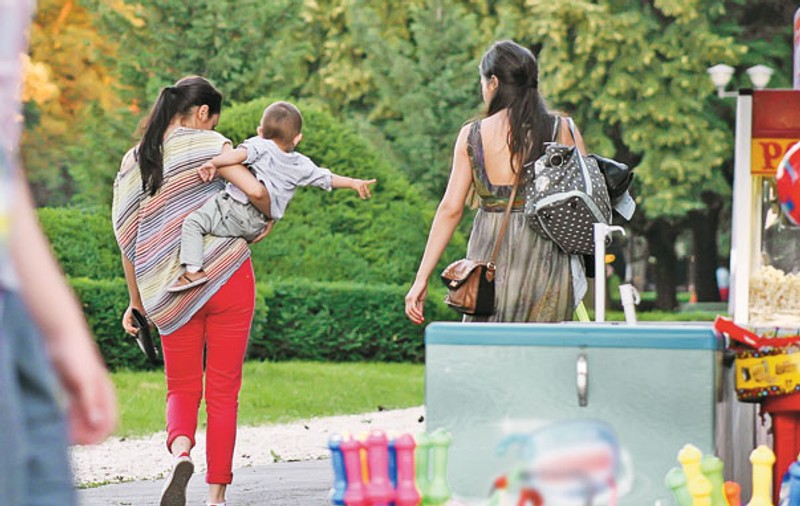 La un an şi trei luni, Măruţă junior îi dă indicaţii Andrei, frumoasa lui mămică: Mami, uite-acolo vreau să mergem!