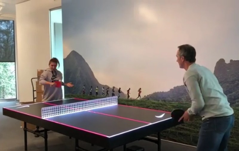 Simona Halep a jucat tenis de masă cu Darren Cahill la sediul noul sponsor. Noi detalii despre contractul cu Nike / VIDEO
