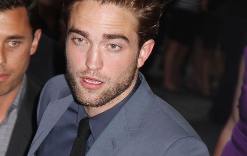 Robert Pattinson suferă după Kristen Stewart: "Despărţirile sunt ca sfârşitul lumii"