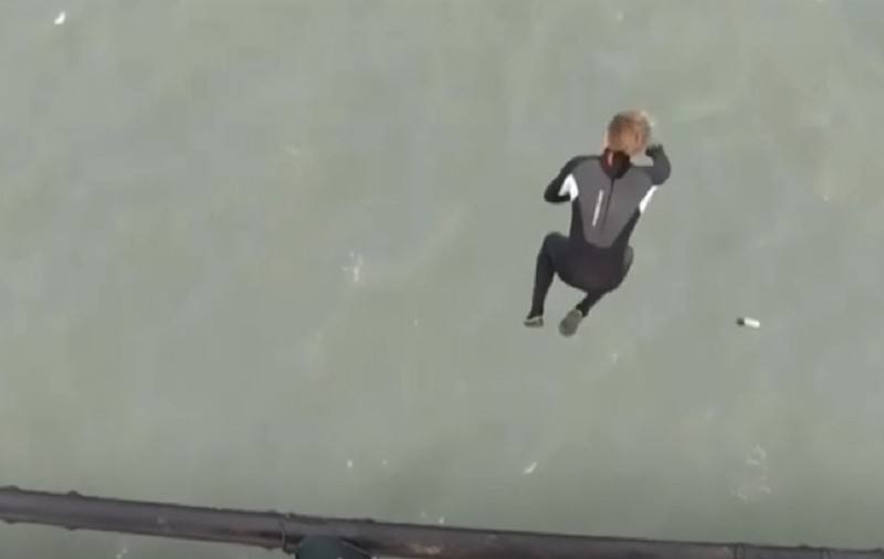 VIDEO | Un bărbat a sărit din elicopter fără parașută. Distanța impresionantă de la care s-a aruncat în mare