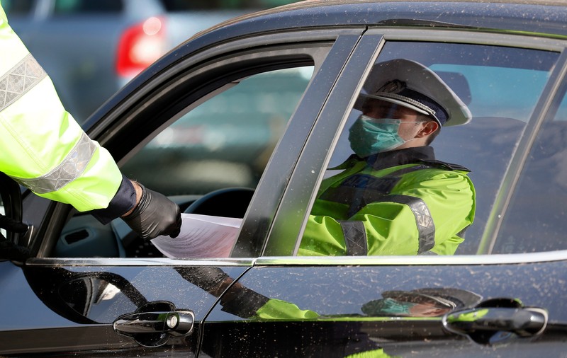 Patru polițiști cercetați de DNA în dosarul șpăgilor de la permise revin la muncă. Prefectura Suceava: E deficit de personal