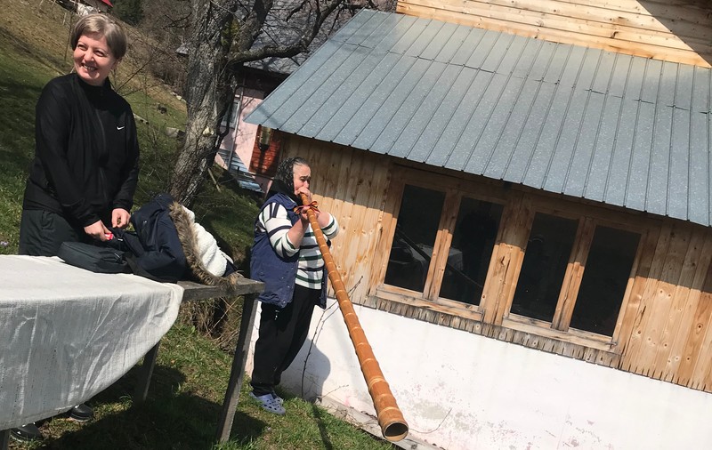 FOTO&VIDEO | Ultima tulnicăreasă din Apuseni. La Pătrăhăițești, în Alba, acasă la tanti Paraschiva, ascultând sârba moților și cum curge Arieșul