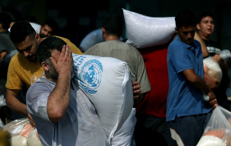 Mii de civili din Gaza au spart depozitele ONU, de unde au luat provizii. „Oamenii sunt disperați”