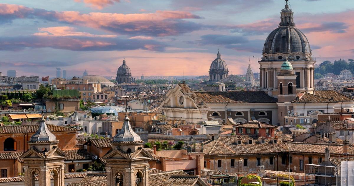 Vedere panoramică aeriană a orașului Roma, Italia, Europa. Roma este capitala Italiei. Peisaj urban al Romei vara. Vedere a acoperișurilor Romei cu arhitectură antică în Italia