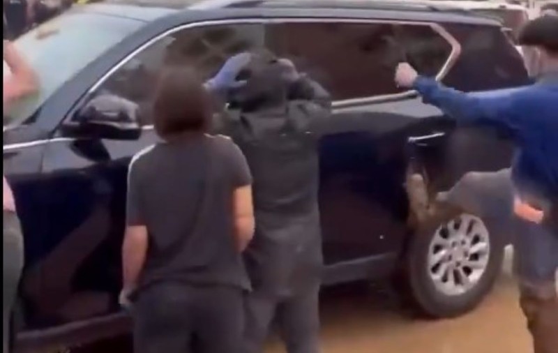 Momentul în care premierul spaniol Pedro Sanchez a fugit de la locul dezastrului din Valencia și l-a lăsat singur pe regele Felipe | VIDEO