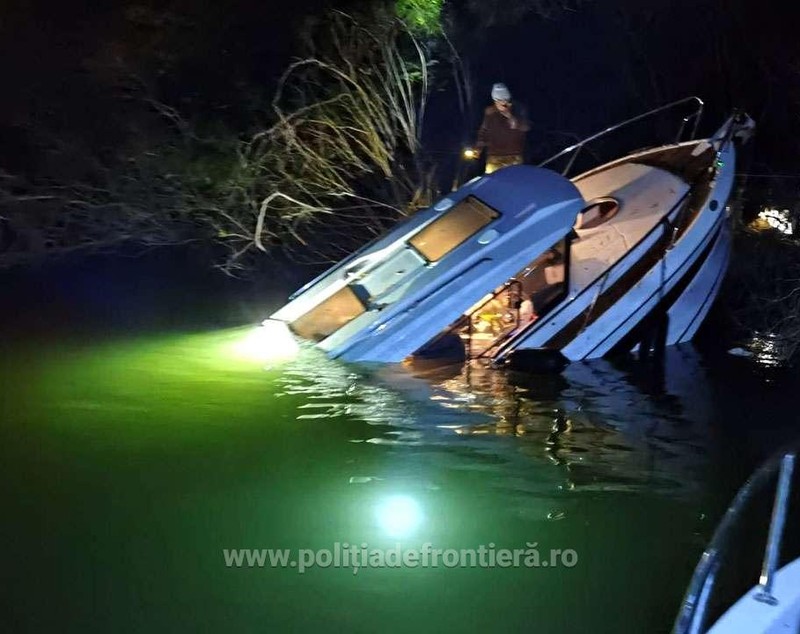 Trei persoane care pescuiau au fost salvate din barca pe jumătate scufundată pe brațul Chilia