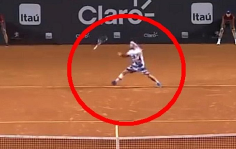 Jucătorul italian de tenis Fabio Fognini a câștigat un punct, după ce a scăpat racheta din mână / VIDEO