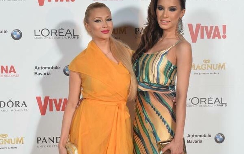 Lora și prietena ei, Oana, au înnebunit bărbații la o petrecere mondenă. Ce au văzut cei din jur | FOTO