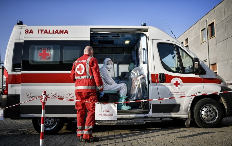 Româncă infectată cu COVID găsită moartă în cadă, în Italia, la Terni
