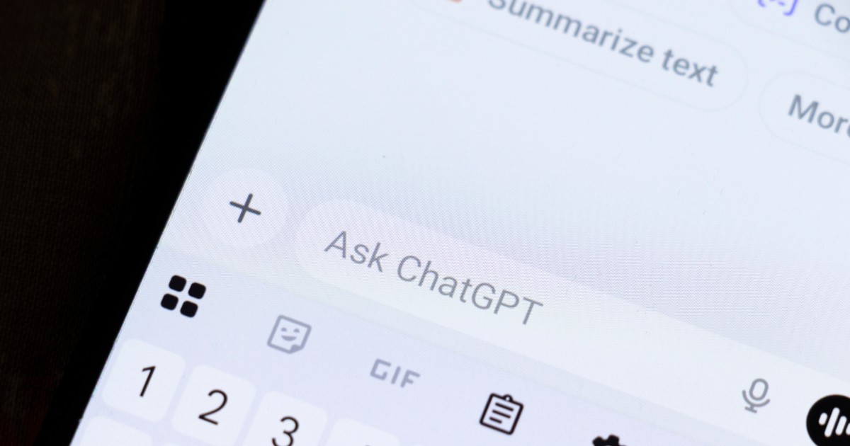 Ecranul unui telefon care ilustrează aplicația ChatGPT