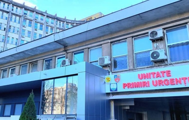 Un bărbat cu piciorul în ghips s-a târât până la poarta spitalului din Constanța, după ce medicii au refuzat să îl ajute 