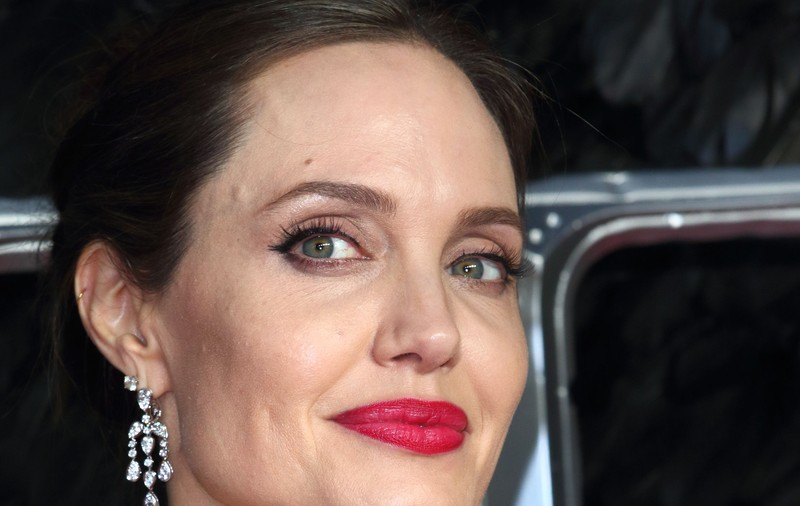 Cum arăta Angelina Jolie în adolescență și cum arată acum. Prin ce transformări a trecut vedeta