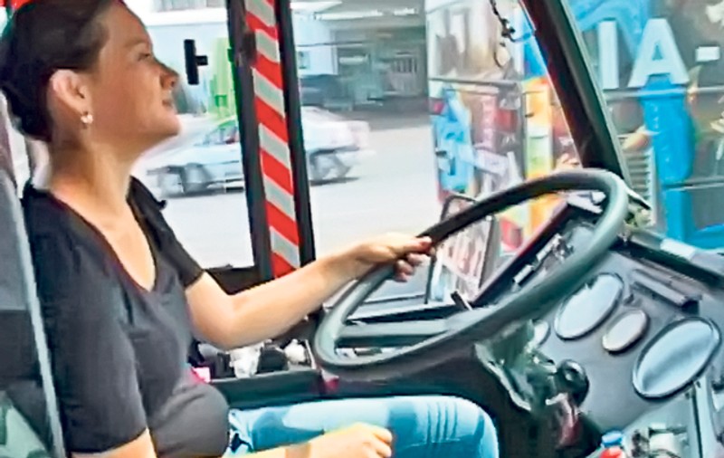 La 25 de ani, manevrează un autobuz de 18 tone!