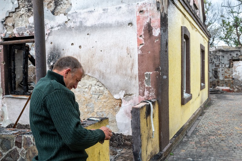 „Când am scăpat, eu am fost cel care le-a arătat soldaților ucraineni pe iPad, centimetru cu centimetru, coordonatele casei noastre", spune Serghei. Foto: Borys Bukhman