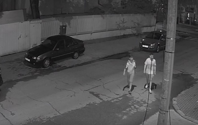 VIDEO | Doi tineri au fost filmați în timp ce au furat o mașină în Timișoara!