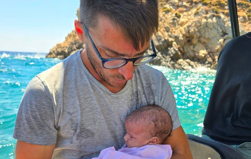 Bebelușul Jonah, salvat după 3 zile în care a băut lapte praf dizolvat în apă de mare. Barca în care se aflau refugiații a eșuat pe stâncile unei insule grecești