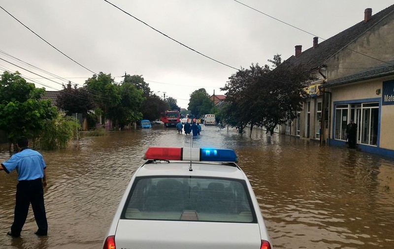 Microbuz prins de viitură, în județul Tulcea. Clipe de groază pentru pasageri