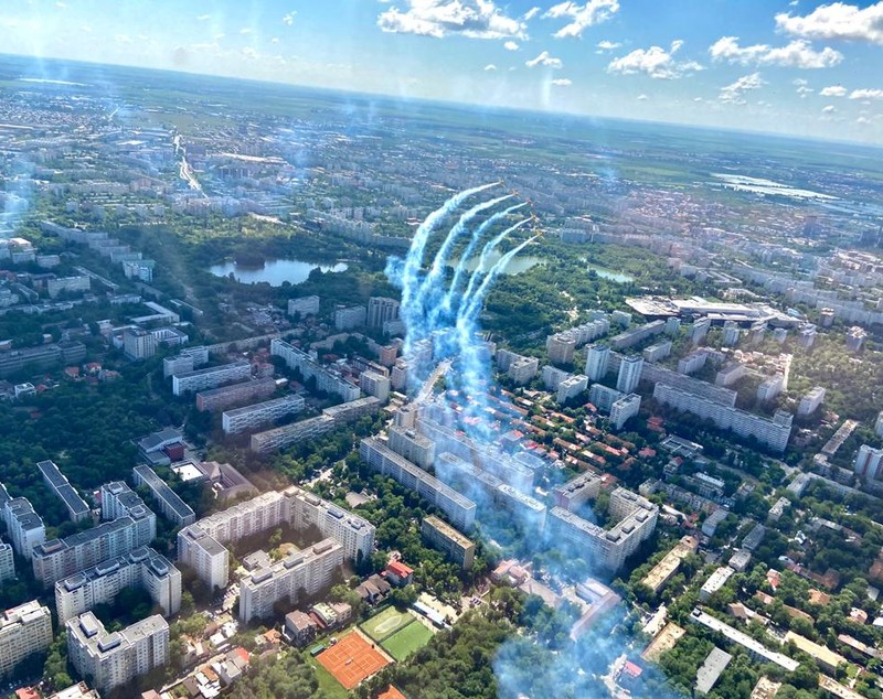 Piloţii de acrobație au survolat principalele spitale din Bucureşti, în semn de respect față de cadrele medicale. Imagini aeriene spectaculoase