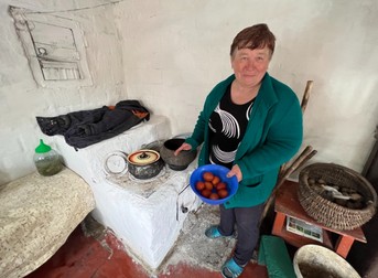 Valentina și cele câteva ouă de Paști, vopsite, conform tradiției, cu coji de ceapă