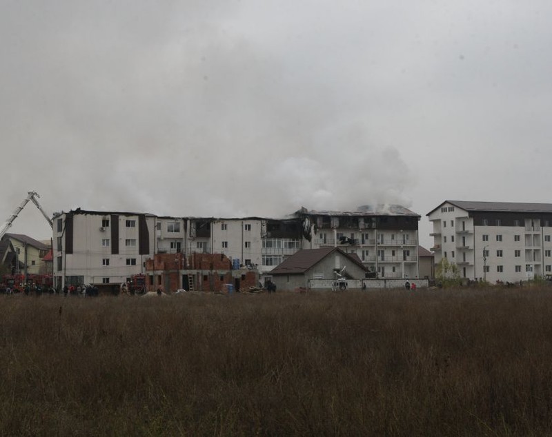 VIDEO/ Locuitorii din Chiajna aduc acuzații dure, după incendiul care a cuprins trei blocuri. "E posibil să fi rămas doar cu hainele de pe mine!”. De la ce ar fi pornit incendiul