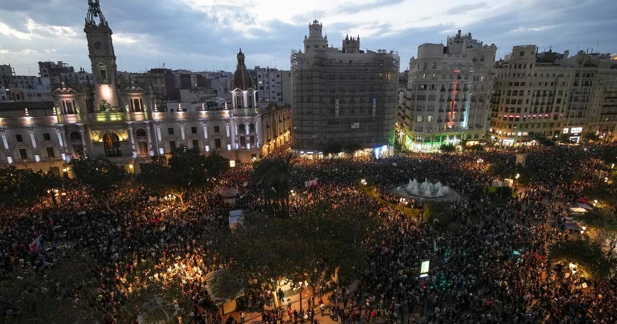 mii de oameni adunați în fața primăriei din Valencia în cadrul unui protest