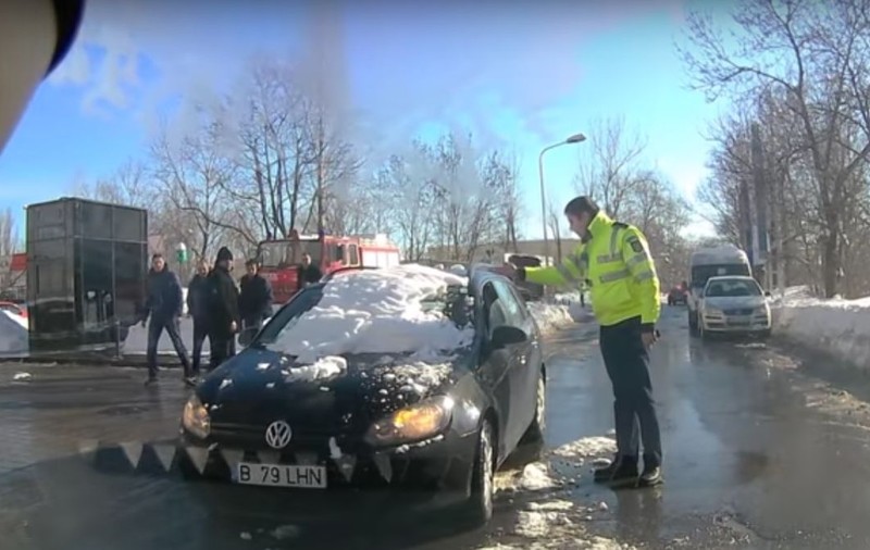 Ce a pățit un șofer din București care nu și-a curățat complet mașina! Gestul polițistului este incredibil! | VIDEO