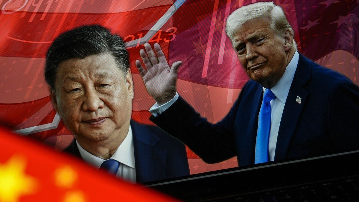 În această ilustrație foto, portretele președintelui american Donald Trump și președintelui chinez Xi Jinping sunt afișate pe un ecran de computer, în timp ce steagul chinez este văzut în Ankara, Turkiye pe 10 aprilie 2025.