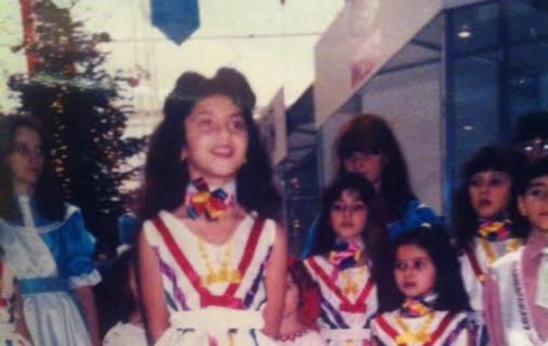 O recunoasteti? O binecunoscuta cantareata era prima la serbarile de Craciun din scoala! Iat-o cum arata pe vremea cand era o mica scolarita! 