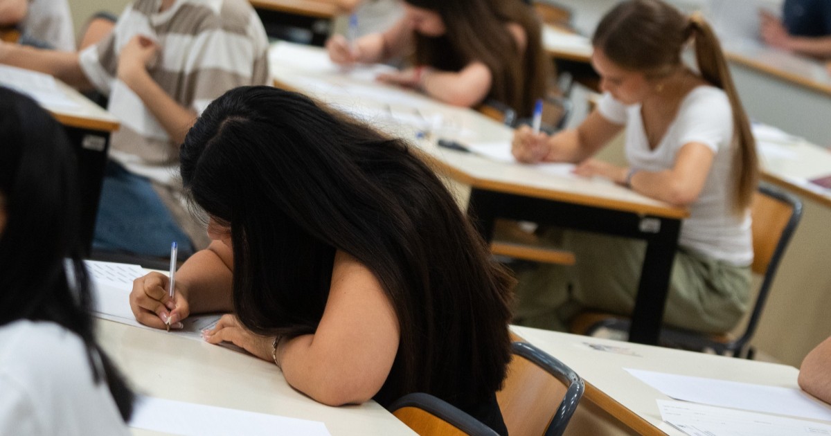 Oameni care se află într-o sală și susțin un examen