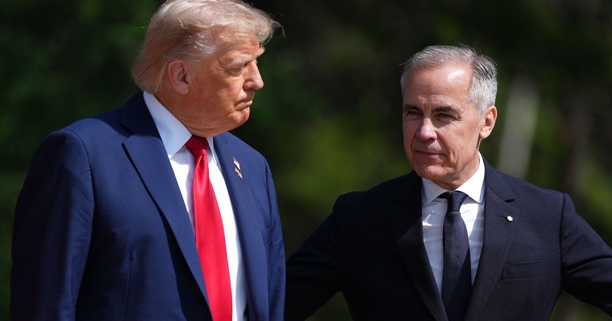 Donald Trump (stânga) și premierul canadian Mark Carney (dreapta) surprinși în timpul summitului G7 din iunie 2025. Liderul de la Casa Albă poartă un sacou albastru, cu o cămașă albă și o cravată roșie, în timp ce Carney este îmbrăcat cu un sacou negru, o cravată neagră și o cămașă albă