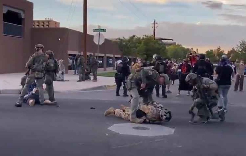 Un bărbat a fost împușcat în Albuquerque, în confruntările dintre protestarii care încercau să dărâme o statuie a unui conchistador spaniol și un grup paramilitar