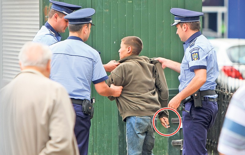 ŞOCANT! A vrut să înfigă în poliţişti seringa cu care se droga 