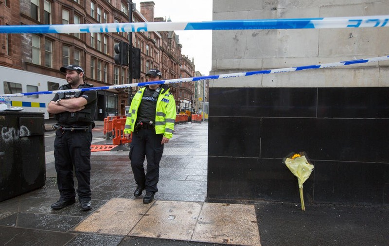 Atacatorul din Glasgow, care a înjunghiat șase oameni înainte de a fi împușcat, ”un azilant din Sudan cu probleme mintale”