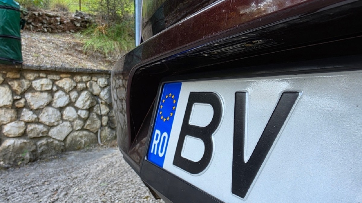 Cum să-ţi păstrezi numărul de înmatriculare după ce vinzi maşina – Prim-plan cu numarul unei masini din Brasov