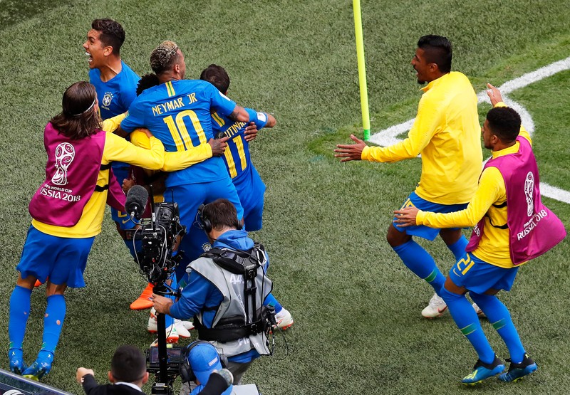 epa06830648 Philippe Coutinho (C) of Brazil celebrates with his teammates after scoring the 1-0 lead during the FIFA World Cup 2018 group E preliminary round soccer match between Brazil and Costa Rica in St.Petersburg, Russia, 22 June 2018. (RESTRICTIONS APPLY: Editorial Use Only, not used in association with any commercial entity - Images must not be used in any form of alert service or push service of any kind including via mobile alert services, downloads to mobile devices or MMS messaging - Images must appear as still images and must not emulate match action video footage - No alteration is made to, and no text or image is superimposed over, any published image which: (a) intentionally obscures or removes a sponsor identification image; or (b) adds or overlays the commercial identification of any third party which is not officially associated with the FIFA World Cup) EPA-EFE/ANATOLY MALTSEV EDITORIAL USE ONLY