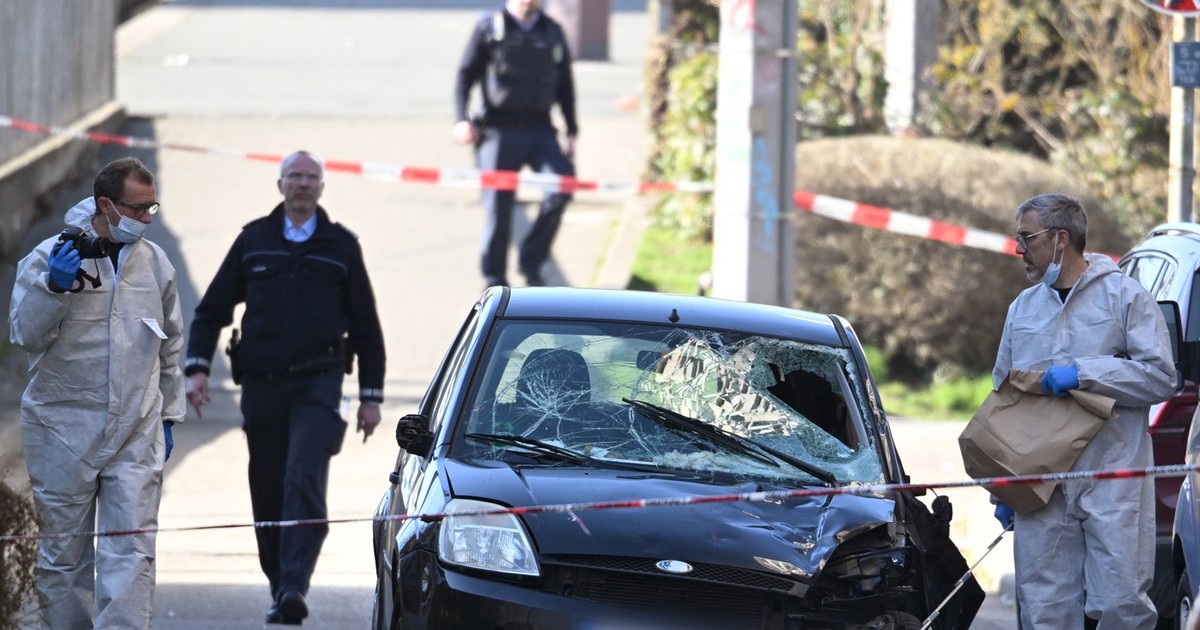 Baden-Württemberg, Mannheim, Germania: Ofițerii criminaliști examinează un vehicul avariat pe un drum de acces către podul Rinului după un incident în care a fost implicată o mașină în centrul orașului Mannheim, soldat cu cel puțin un mort și mai mulți răniți