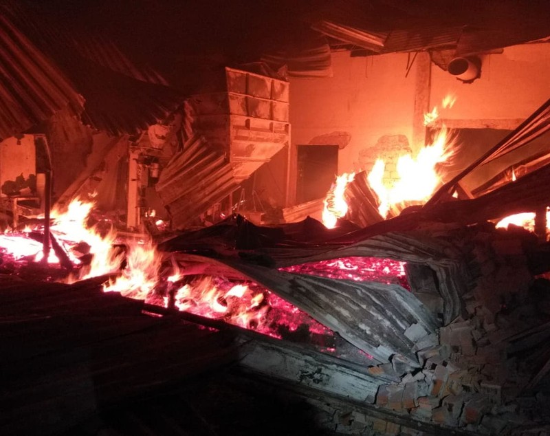 Incendiu la o hală de prelucrare a lemnului din Timiș. Acțiunea pompierilor a fost îngreunată de vântul puternic (FOTO)