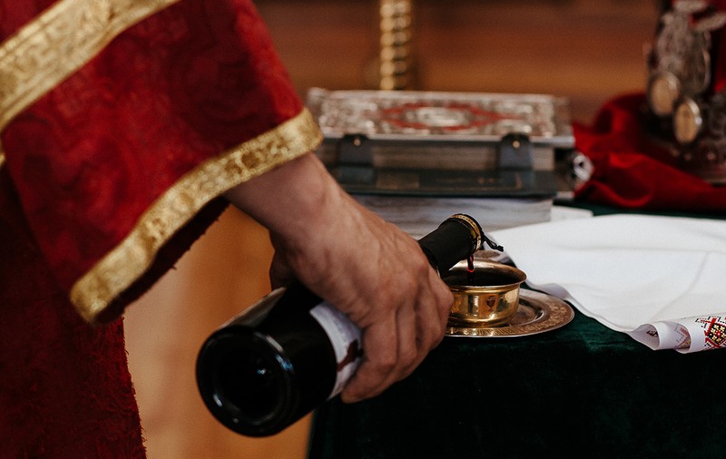 „Adresa” prin care Episcopia Hușilor îi amintește unui preot că nu și-a ridicat cota de vin a devenit virală. Reacția BOR