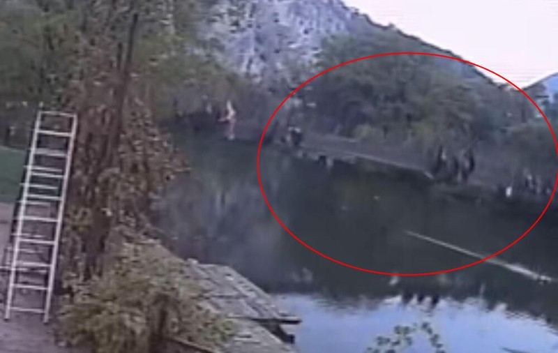 Doi morți și 10 răniți, după ce un pod pietonal s-a prăbușit, în Serbia. Oamenii mergeau spre o mănăstire
