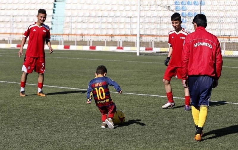 Copilul afgan care a impresionat lumea pe internet a primit echipamentul lui Messi