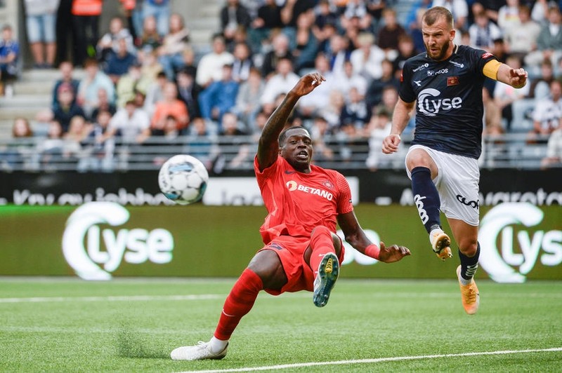 Dawa (stânga), de la FCSB, în duel cu Schilling. Foto: EPA